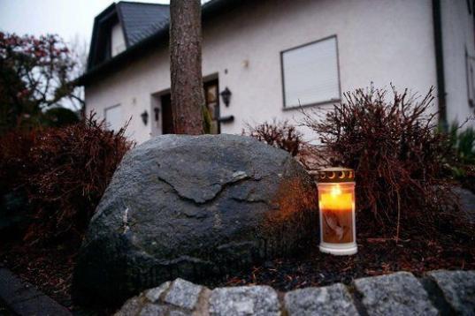 Alguien ha dejado una vela encendida frente a la casa de Andreas Lubitz, el copiloto y principal sospechoso de haber provocado el accidente.