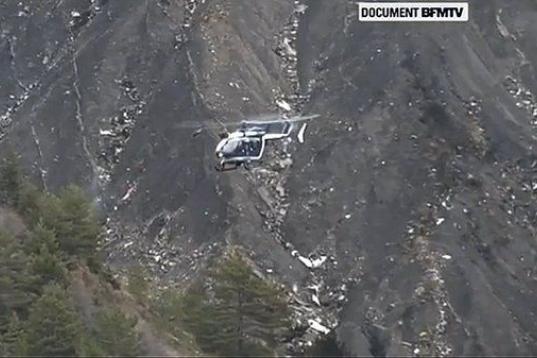 Helicóptero de rescate rastrea el lugar del accidente