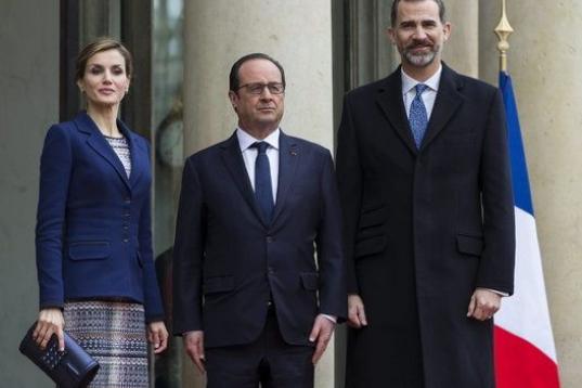 Los Reyes de España Felipe y Letizia son recibidos por el presidente francés, Fraçois Hollande.