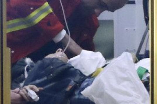 Los servicios de emergencia tratan a uno de los heridos tras el atropello