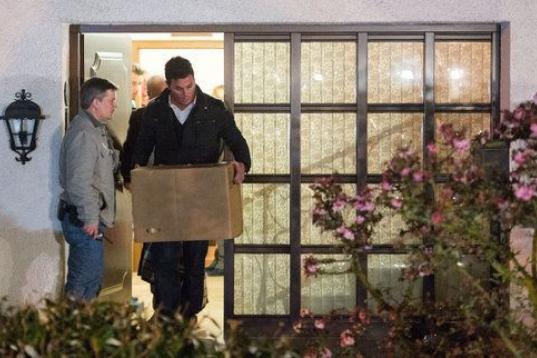 Uno de los inspectores extrae una caja con objetos de Andreas Lubitz de la vivienda de sus padres en Montaubaur. 