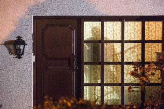 La sombra de un policía a través de la ventana de la residencia de Andreas Lubitz en Montabaur.