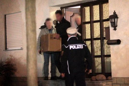 La policía alemana concluye el registro tras varias horas en la vivienda del copiloto de Germanwings Andreas Lubitz en Düsseldorf y en la casa que compartía con sus padres en la localidad de Montabaur. La investigación sigue abierta. 