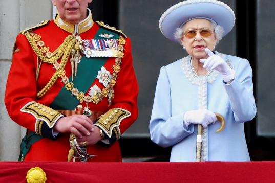Isabel II y el heredero, Carlos de Inglaterra