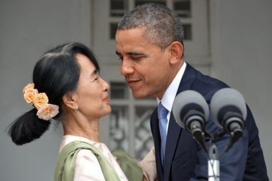 Con la líder opositora Aung San Suu Kyi de Myanmar.
