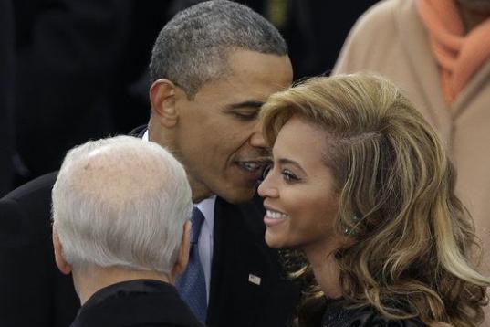 Con Beyoncé durante la ceremonia de juramentación de Obama en su segundo término presidencial. El 21 de enero del 2013. 
