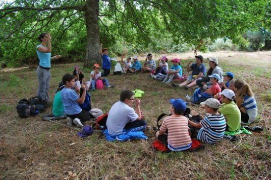 Grupo de niños a los que Quercus Sonora enseña sobre la naturaleza gallega.