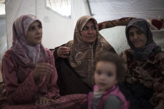 Mujeres sirias desplazadas por los enfrentamientos entre rebeldes y fuerzas del gobierno, beben té en su tienda de campaña en un campo de refugiados cerca de la frontera turca, en Azaz, Siria, el domingo 7 de octubre de 2012. (Foto AP/Manu Brabo)