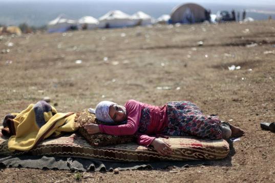 Esta foto del lunes 5 de noviembre de 2012 muestra a una jovencita siria que huyó con su familia de la violencia en su comunidad, mientras descansa en un campamento de desplazados en la aldea de Atmeh, cercana a la frontera con Turquía (AP Fot...