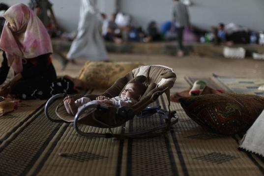 Un bebé sirio, cuya familia huyó de la guerra civil en su país, se ve en un refugio en el cruce fronterizo de Bab Al-Salameh donde su familia espera poder entrar en uno de los campamentos de refugiados en Turquía, el 28 de agosto del 2012 (A...