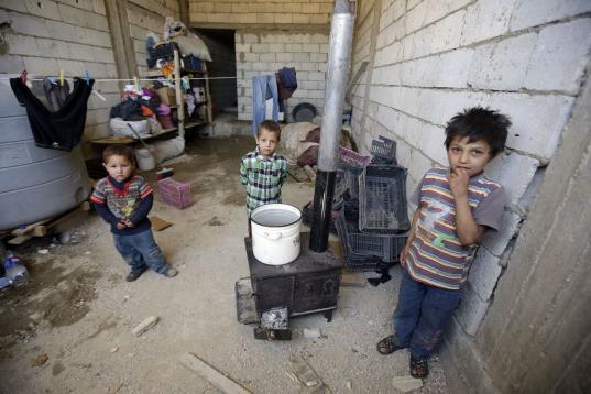 La madre de estos hermanitos murió mientras escapaban de Qussayr. Ahora viven aquí, en Arsal, El Líbano, con su padre como refugiados...
 (JOSEPH EID/AFP/Getty Images)