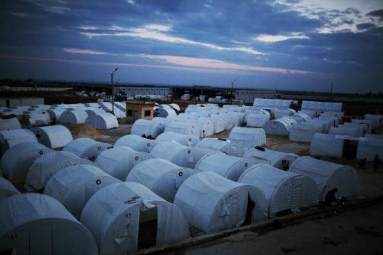 En imagen un campamento para refugiados sirios cerca de la frontera turca en Azaz, Siria. Cerca de 5.000 muertes al mes se registran en Siria por la guerra civil y el éxodo de refugiados registra índices no vistos desde el genocidio de Ruanda ...