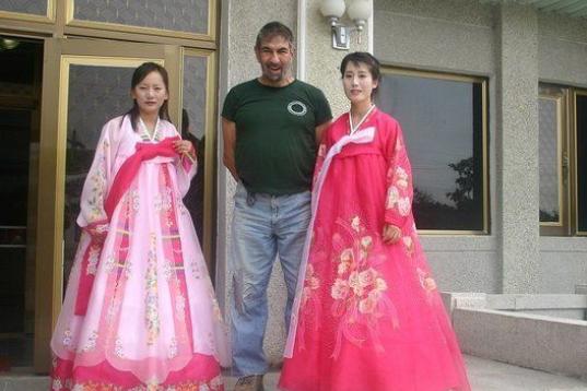 Albert Podell, recibido en un restaurante de Corea del Norte por chicas con el traje tradicional. 