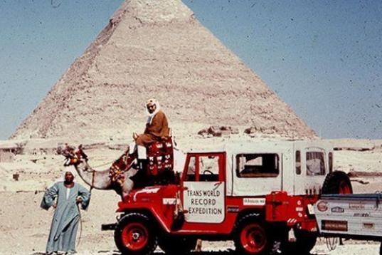 En su primera aventura, a bordo de un cuatro por cuatro. Egipto, 1965. 