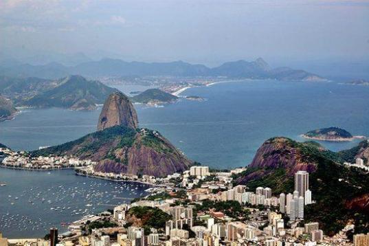 Río de Janeiro es una ciudad totalmente rodeada de montañas y cerros, también llamados morros en Brasil. ¿El más famoso? El morro del Pan de Azúcar, desde el que se tienen unas vistas espectaculares de toda la ciudad. Por supuesto, Río se...