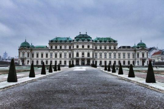 Este palacio de estilo barroco es uno de los rincones más famosos de Viena y es una joya en sí misma. No debes perder detalle de su arquitectura, así como de todos los elementos del interior: el mobiliario, las obras de arte, la decoración.....