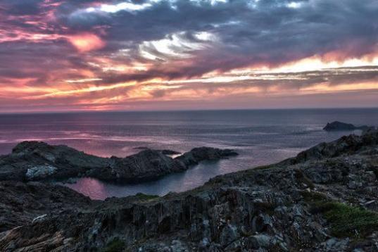 En el Cabo de Creus se puede contemplar uno de los amaneceres más bonitos del mundo o, como mínimo, de España. Por algo es el extremo más oriental de la Península y el lugar de reunión entre el Mediterráneo y los Pirineos, de negras rocas...