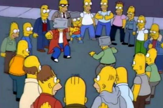 La vida moderna lo compartió de manera irónica. En el frame de la serie elegido para resumir el acto de Vox, se ve a dos varones de la familia Simpson jugando a golpear sus cabezas cubiertas con ollas mientras el resto de hombres d...