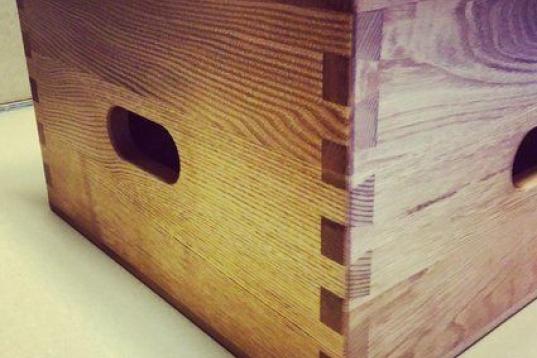 CREADOR: Charles Édouard Jeanneret-Gris (Le Corbusier)

FECHA: 1952

PAÍS: Francia

QUÉ ES: Un cajón de madera que puede usarse en vertical y horizontal, como mesita, apoyo o asiento.

CURIOSAMENTE... Le Corbusier lo creó para su casa de ve...