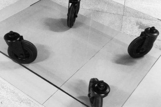 CREADOR: Gae Aulenti

FECHA: 1980

PAÍS: Italia

QUÉ ES: Una mesa de centro

CURIOSAMENTE... Ligera y resistente a la vez gracias a sus 15 mm de vidrio, está inspirada en los carros que transportan obras de arte en los museos.