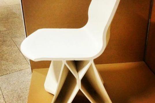 CREADOR: Dirk Vander Kooij

FECHA: 2012

PAÍS: Holanda

QUÉ ES: Una silla 

CURIOSAMENTE... Cada pieza es diferente: es dibujada por un robot a base de un hilo realizado a partir de desechos de frigoríficos. 