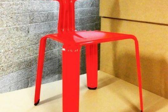 CREADOR: Harry Thaler

FECHA: 2011

PAÍS: Italia

QUÉ ES: Una silla

CURIOSAMENTE... Está hecha con una plancha de metal de 2,5 milímetros de grosor. Es apilable.