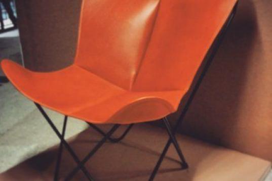 CREADORES: Antonio Bonet, Juan Kurchan y Jorge Ferrari Hardoy

FECHA: 1938

PAÍS: España/Argentina

QUÉ ES: Una silla

CURIOSAMENTE... Está inspirada en un modelo del madera de 1938, pero es plegable, hecha de tubos de acero y lona o piel.
