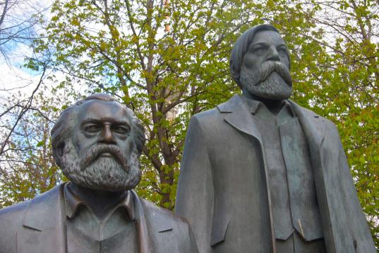 Estatua de Karl Marx y Friedrich Engels en el Marx-Engels-Forum de Mitte (Berlín).