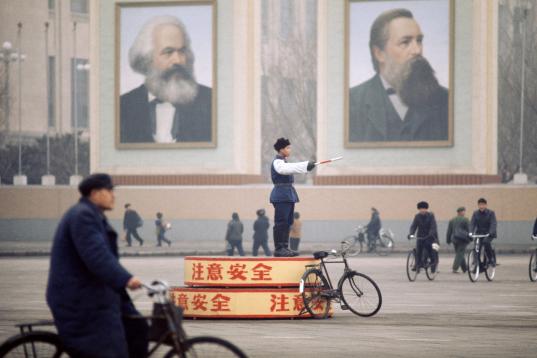 Retratos de Marx y Engels en la plaza de Tiananmen de Pekín (China) durante la Revolución Cultural, en 1973. 