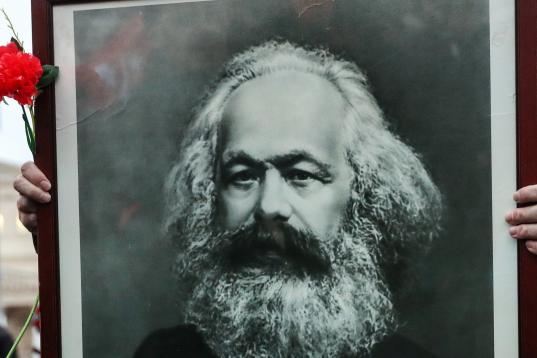 Un hombre porta el retrato de Marx en el centenario de la revolución bolchevique de 1917, el pasado noviembre en Moscú. 
