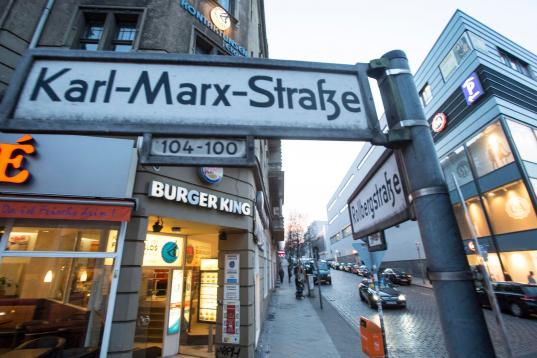 Un Burger King en la esquina de la Karl-Marx-Strasse 100, en Berlín.