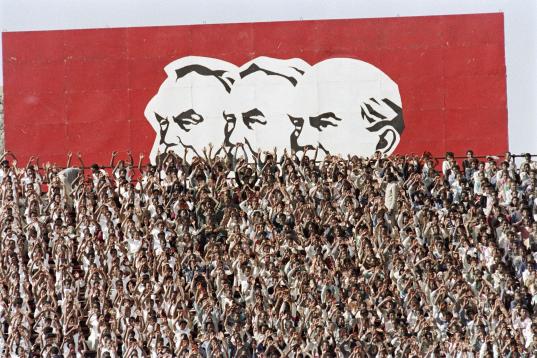 Miembros del Partido de los Trabajadores de Etiopía cantan ante los retratos de Karl Marx, Friedrich Engels y Vladimir Ilyich Lenin. La imagen se tomó el 13 de septiembre de 1987 en Addis Abeba, en el 13º&n...