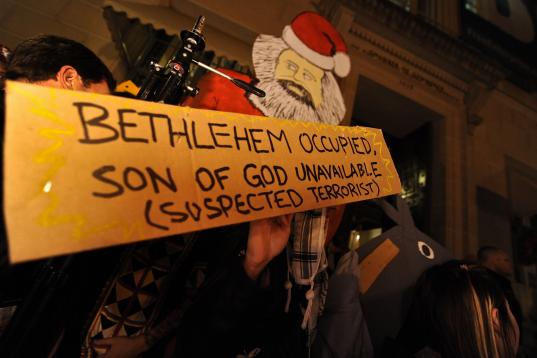 2011: pancarta de la protesta Occupy DC en la que se ve a Marx como Papá Noel, denunciando la ocupación de Belén. 


