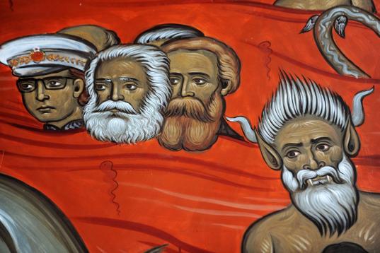 Fresco con los retratos de Marx y Engels junto al líder comunista yugoslavo Tito y un demonio, pintado en la iglesia ortodoxa de la Resurrección en Podgorica (Montenegro). 
