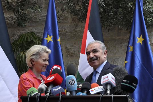 El primer ministro palestino, Mohamed Stayeh, recibe a la presidenta de la CE, Ursula von der Leyen, en Ramallah.