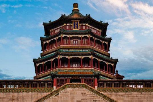 El nombre viene porque era el lugar donde el emperador se refugiaba cuando llegaban las altas temperaturas veraniegas. No era un lugar especialmente bonito para construir un palacio, el emperador Qianlong no se reprimió y mandó construir un la...