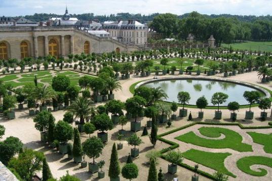 Luis XIV construyó este palacio para huir a las afueras de Paris y de todos los problemas sociales. Ese aislamiento político condujo a la Revolución Francesa. Es uno de los más grandes del mundo con más de 700 habitaciones, 2.000 ventanas, ...