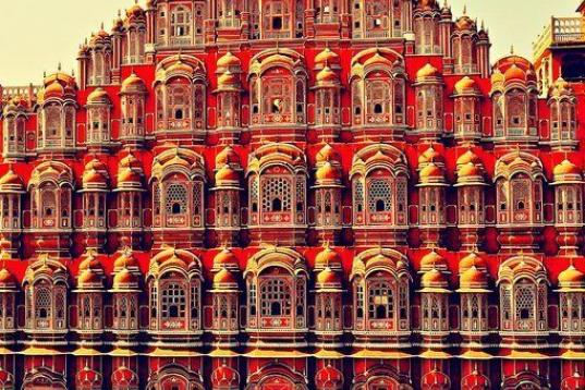 El Hawa Mahal es una ampliación del Palacio de Jaipur y servía como extensión del harén. La función original del edificio era permitir a las mujeres del palacio observar la vida de las calles de la ciudad sin ser vistas.
Ver más fotos del ...