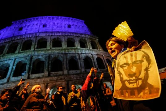 Gente manfestando frente al Coliseo romano.