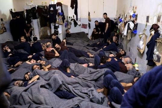 Prisioneros extranjeros, sospechosos de pertenecer al ISIS, en una cárcel de Hasaka, Siria, el 7 de enero. 