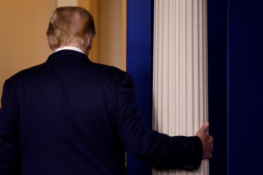 Donald Trump abandona la sala de prensa tras valorar los resultados de las elecciones, el 5 de noviembre. 