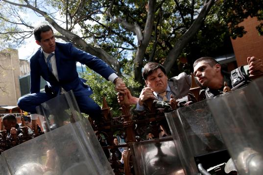 El líder opositor de Venezuela, Juan Guaido, tratando de entrar a la Asamblea Nacional que presidía entonces, el enero pasado. 