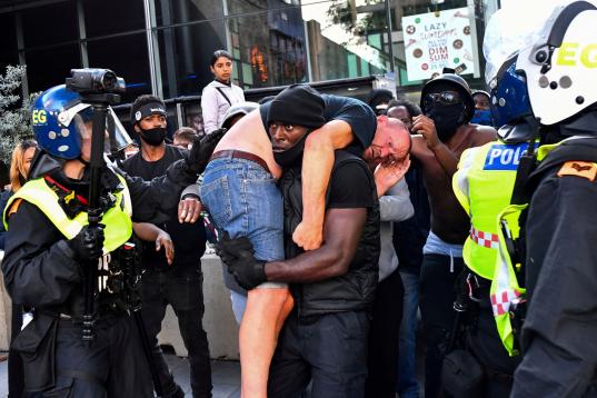 Patrick Hutchinson, un manifestante contra el racismo policial, rescata a un manifestante blanco en las calles de Londres, en junio.  