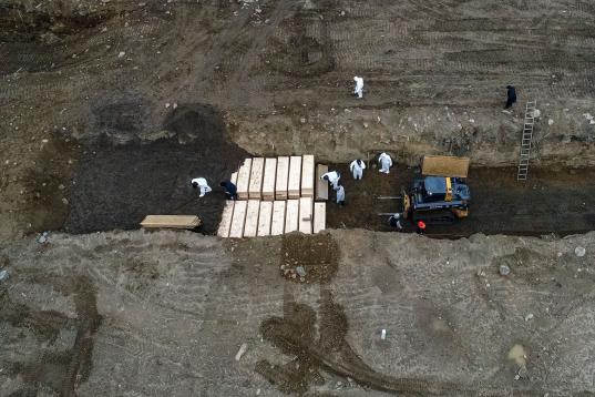 Enterradores con equipos de protección entierran a muertos por Covid en Hart Island, Nueva York, en abril. 