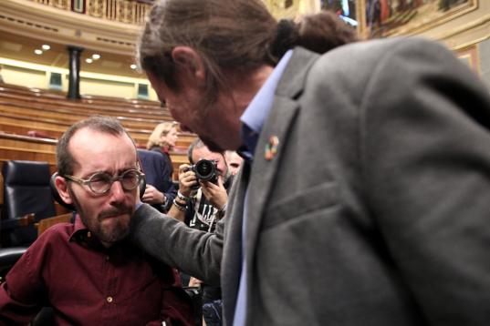 Pablo Iglesias hace un gesto cariñoso a Pablo Echenique, tras la votación en el Congreso que proclamó a Pedro Sánchez como presidente de España. 