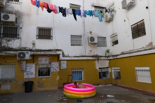 Dos personas están sentadas en una piscina de plástico en Sevilla, España, el 19 de agosto de 2020.