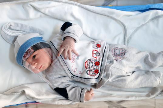Un bebé recién nacido, con máscara protectora por el Covid, en un hospital de Ankara, Turquía. 