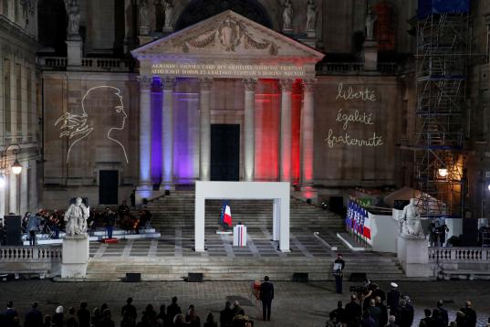 El presidente galo, Emmanuel Macron, rinde tributo al profesor Samuel Paty, decapitado el pasado octubre. 