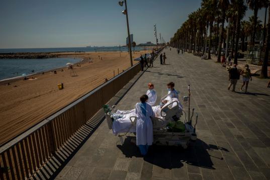 Francisco España, de 60 años, rodeado de sanitarios, disfruta del mar en un mirador junto al Hospital del Mar de Barcelona, tras pasar 52 días en la UCI por coronavirus.