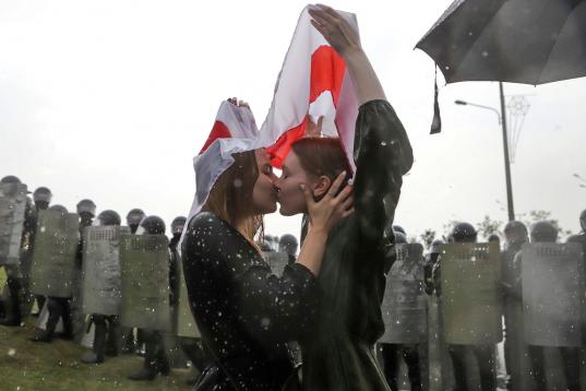 Dos chicas se besan durante una protesta contra el Gobierno de Bielorrusia en la capital, Minsk, el 30 de agosto. 
